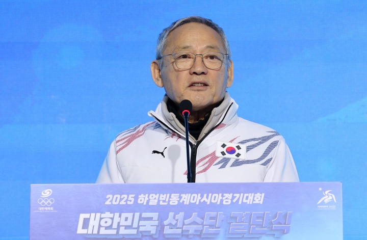 유인촌 문체부 장관이 24일 서울 송파구 올림픽파크텔 올림피아홀에서 열린 '2025 하얼빈 동계아시안게임' 대한민국 선수단 결단식에서 축사하고 있다. 2025.1.24. (ⓒ뉴스1, 무단 전재-재배포 금지)