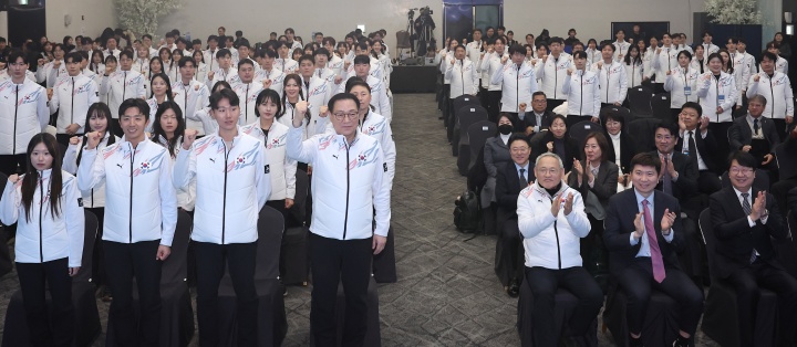 24일 서울 송파구 올림픽파크텔 올림피아홀에서 열린 '2025 하얼빈 동계아시안게임' 대한민국 선수단 결단식에서 선수단이 파이팅을 하고 있다. 2025.1.24. (ⓒ뉴스1, 무단 전재-재배포 금지)