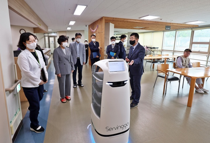 강정애 보훈부 장관이 남양주 보훈요양원에서 이송로봇 시연을 지켜보고 있다. 2024. 9. 19. (ⓒ뉴스1, 무단 전재-재배포 금지)