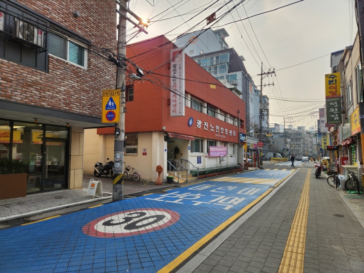 초등학교 주변 보행환경이 개선되면서 남녀노소 누구든 안심하고 보행할 수 있다.