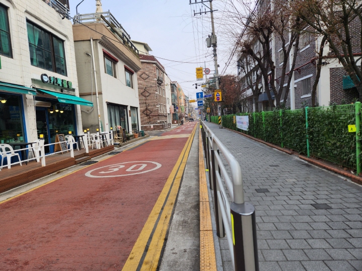 광진구는 초등학교 주변 보행환경 개선으로 시인성 강화, 차도와 보도 분리를 중점적으로 추진했다.