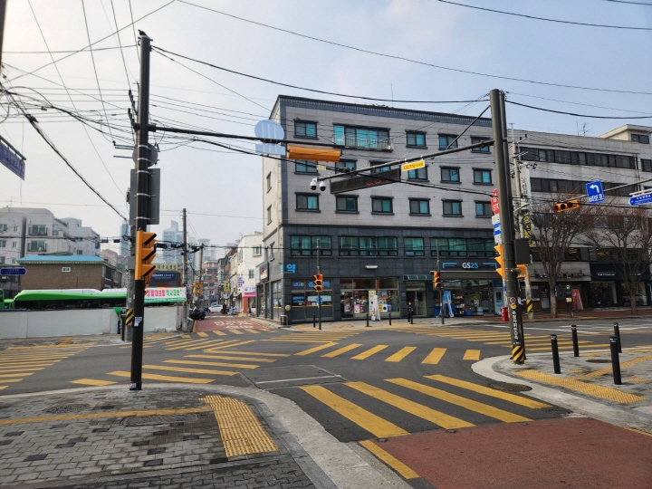 신자초등학교 후문 쪽에 대각선 횡단보도를 신설했고, 차도를 재구획했다.