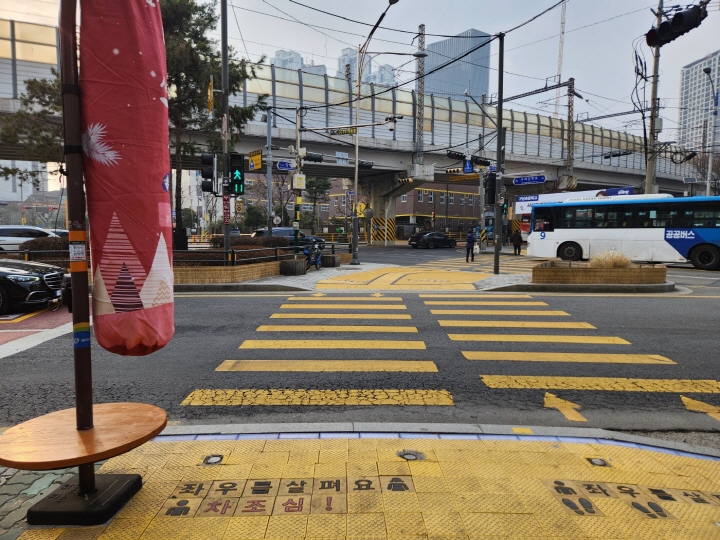 노란색 횡단보도가 나오면 근처에 학교가 있다는 것을 알아차릴 수 있다.