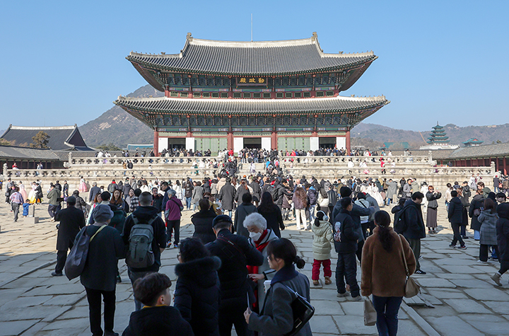 지난해 설 연휴에 서울 종로구 경복궁에서 시민들과 외국인 관광객들이 나들이를 하고 있다. 2024.2.12 (ⓒ뉴스1, 무단 전재-재배포 금지)