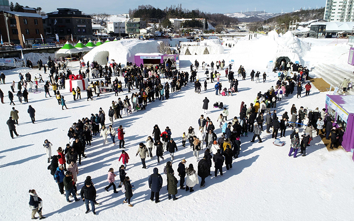 강원 평창군 대관령면 송천 일원에서 열린 '2024 대관령눈꽃축제'에 겨울을 즐기려는 많은 인파가 몰려 성황을 이루고 있다. 2024.1.28 (ⓒ뉴스1, 무단 전재-재배포 금지)