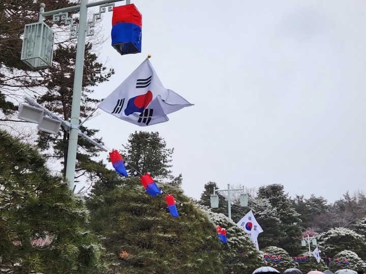 청와대 본관으로 가는 길에 매달린 청사초롱이 설 연휴의 전통적인 분위기를 드러내고 있었다.