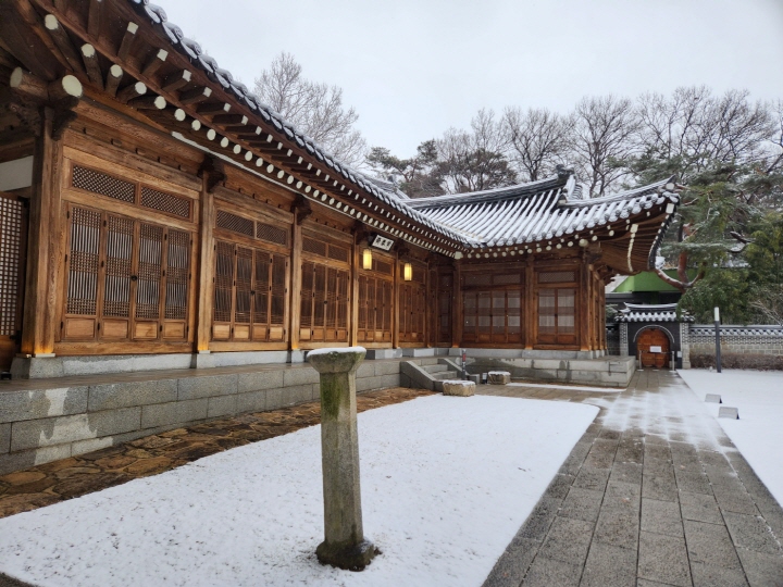 상춘재는 '항상 봄이 머무를 집'이라는 뜻으로, 이번 설 연휴에 다례 체험을 위한 공간으로 특별히 개방되었다.