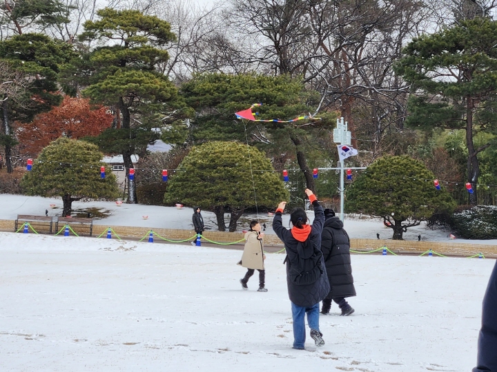 드넓은 청와대 대정원은 연날리기를 체험하기에 최적의 장소였다.