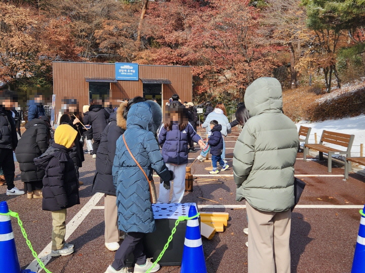 설 연휴에 청와대를 찾은 관람객들은 전통 민속놀이를 체험하면서 설날의 의미를 되새겨보는 시간이 되었다.