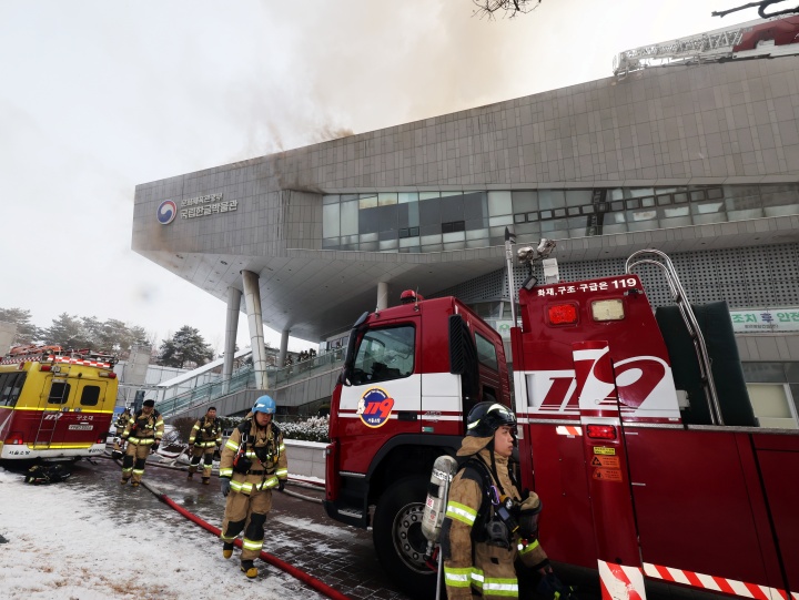 지난 1일 오전 서울 용산구 국립한글박물관 옥상에서 화재가 발생, 출동한 소방대원들이 진압 작전을 펼치고 있다. (ⓒ뉴스1, 무단 전재-재배포 금지)