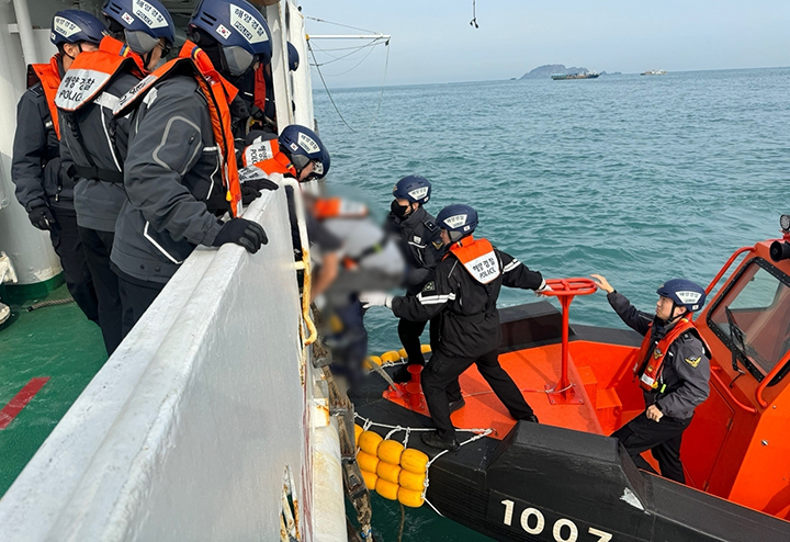 전남 여수시 상백도 북서쪽 8.3㎞ 해상에 있던 39톤급 멸치잡이 어선 A 호에서 불이 나 해경에 구조 작업을 하고 있다. 2025.1.22 (ⓒ뉴스1, 무단 전재-재배포 금지)