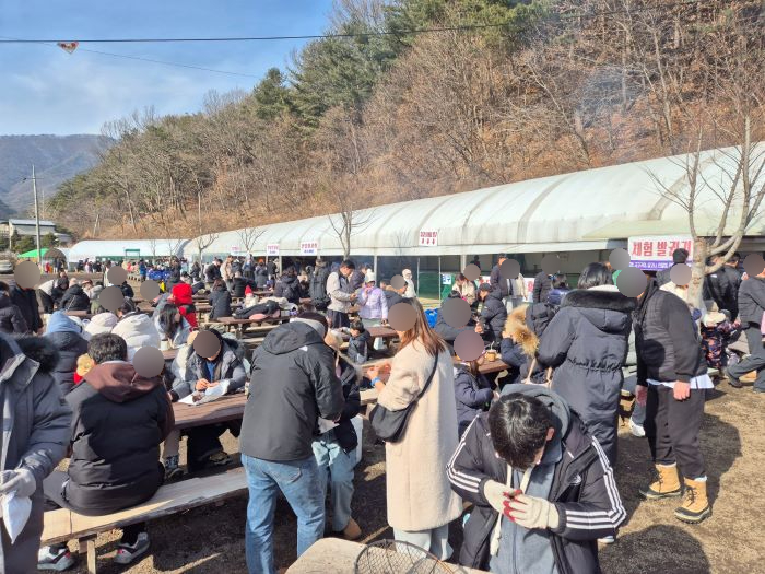 전국 단위 많은 관광객이 모인 '제17회 칠갑산 얼음분수축제' .