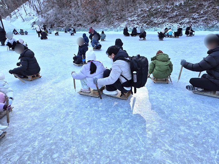 옛날 추억의 썰매가 가장 재밌다는 가족들.