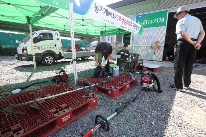 대구 수성구 고산농협 농기계창고에서 대구시농업기술센터 관계자들이 추석을 앞두고 농협조합원들이 맡긴 동력 예초기를 수리하고 있다. 2024.8.13.(ⓒ뉴스1, 무단 전재-재배포 금지)