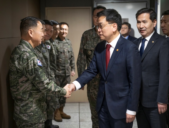 최상목 권한대행이 7일 서울 용산구 합동참모본부를 방문해 주일석 해병대 사령관과 악수하며 인사를 하고 있다. (사진=국방부)