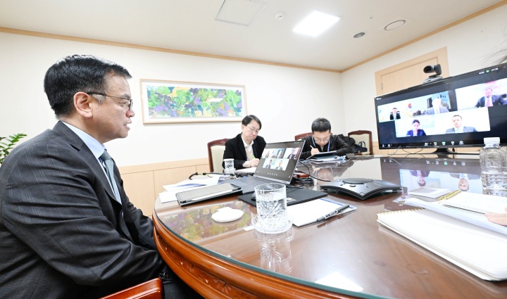 최상목 대통령 권한대행이 서울 종로구 정부서울청사에서 제임스 롱스돈 국제신용평가사 피치(Fitch) 국가신용등급 글로벌 총괄과 화상 면담을 하고 있다. 2025.1.10. (ⓒ뉴스1, 무단 전재-재배포 금지)