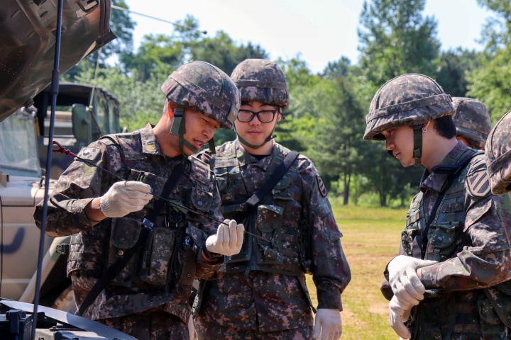 육군 제11기동사단 동원훈련에서 예비군 장병들이 차량정비 요령을 경청하고 있다. 2024.5.30. (ⓒ뉴스1, 무단 전재-재배포 금지)