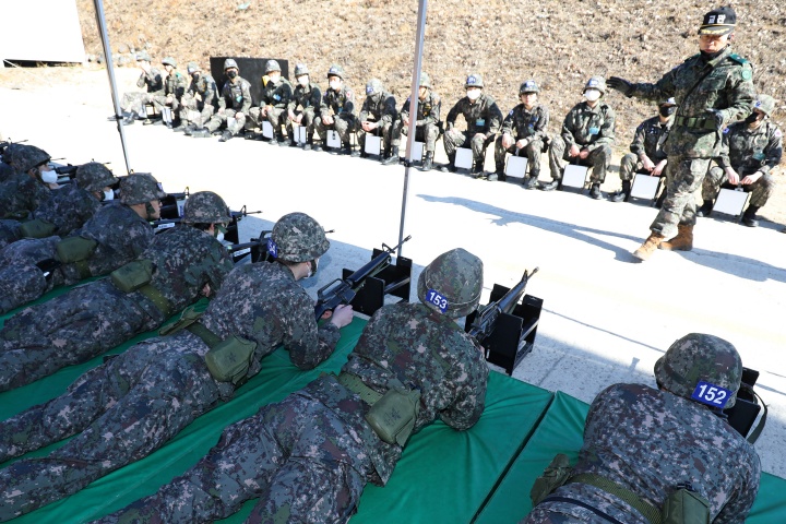 경북 경산시 예비군훈련장에서 예비군들이 실탄 사격에 앞서 영점조준 훈련을 하고 있다. 2023.3.2. (ⓒ뉴스1, 무단 전재-재배포 금지)