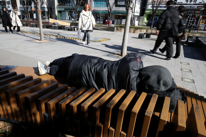 대전 중구 반월당 인근에서 매서운 한파에 지친 한 노숙인이 벤치에 누워 낮잠을 청하고 있다. 2024.1.24. (ⓒ뉴스1, 무단 전재-재배포 금지)