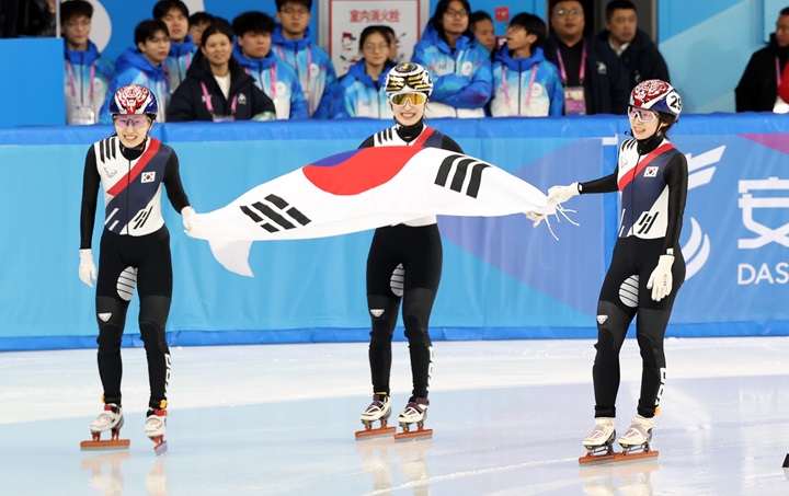 지난 8일 중국 헤이룽장성 하얼빈 빙상훈련센터 다목적홀에서 열린 하얼빈 동계아시안게임 쇼트트랙 여자 500m 결승에서 최민정, 김길리, 이소연이 금, 은, 동메달을 모두 차지하는 올 포디움을 달성한 후 태극기를 휘날리고 있다.(ⓒ뉴스1, 무단 전재-재배포 금지)