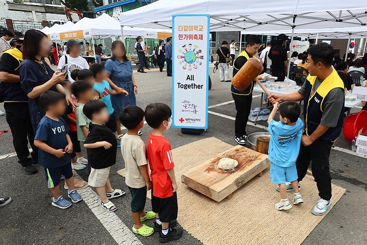 서울 양천구 대한적십자사 서울지부 서부봉사관에서 열린 다문화 가구 초청행사 '다같이학교 한가위축제'에서 어린이들이 떡메치기 체험을 해보고 있다. 2024.9.5(사진=저작권자(c) 연합뉴스, 무단 전재-재배포 금지)