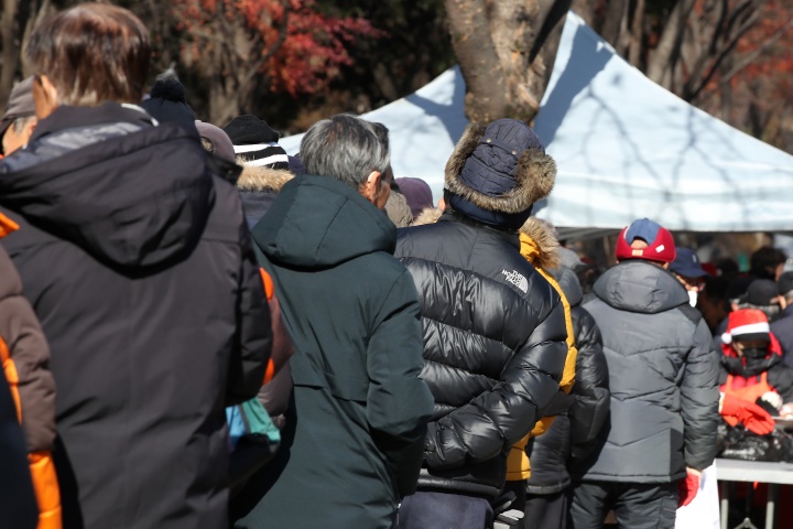 대구 두류공원 무료급식소에서 노인들이 길게 줄지어 점심 배식을 기다리고 있다. 국내 주민등록 인구 중 65세 이상 인구 비중이 20%를 넘어서며 '초고령사회'에 진입했다. 2024.12.24. (ⓒ뉴스1, 무단 전재-재배포 금지)