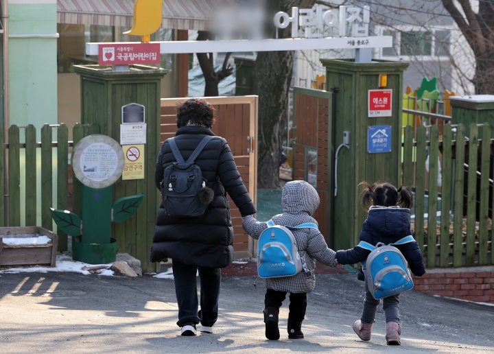 11일 서울시내 한 어린이집에서 어린이들이 등원하고 있다. (ⓒ뉴스1, 무단 전재-재배포 금지)