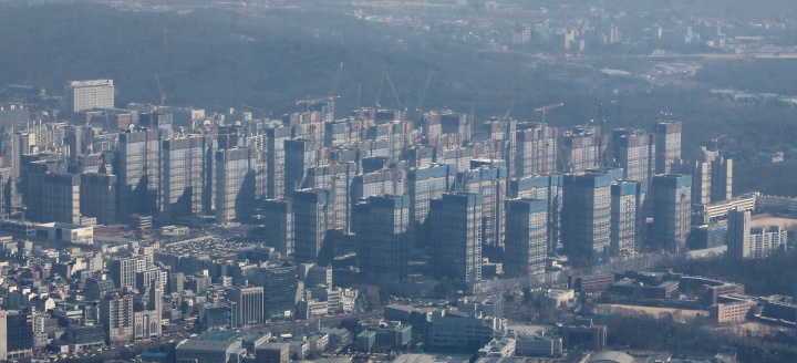 서울 송파구 롯데월드타워 전망대 서울스카이에서 바라본 아파트 단지 모습.2023.2.27.(ⓒ뉴스1, 무단 전재-재배포 금지)