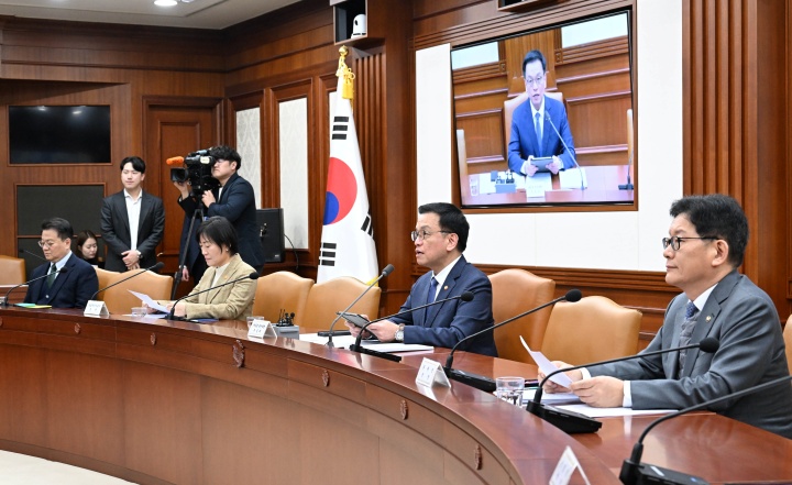 최상목 대통령 권한대행 부총리 겸 기획재정부 장관이 12일 서울 종로구 정부서울청사에서 열린 '국정현안관계장관회의 겸 경제관계장관회의 겸 산업경쟁력강화 관계장관회의'에서 모두발언을 하고 있다. (ⓒ뉴스1, 무단 전재-재배포 금지)