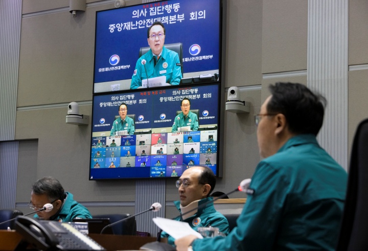 박민수 제1총괄조정관이 13일 정부서울청사에서 '의사 집단행동 중앙재난안전대책본부' 제88차 회의를 주재하고 있다. (사진=보건복지부)