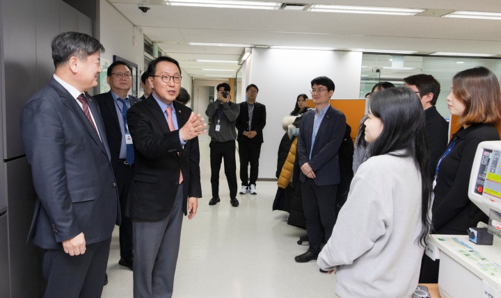 박민수 보건복지부 제2차관이 13일 서울 중구 한국보건의료정보원을 방문해 근무중인 직원들을 격려하고 있다. (사진=보건복지부)