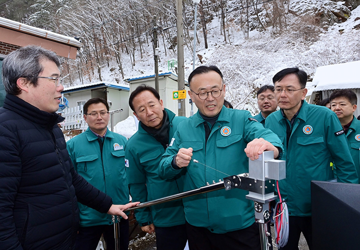 이한경 행정안전부 재난안전관리본부장이 경상북도 봉화군 소재 급경사지 조기경보시스템 현장을 방문해 해빙기 안전점검을 하고 있다. 2024.02.26 (사진=행정안전부)