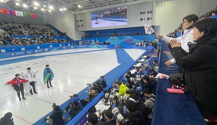 장미란 문화체육관광부 제2차관이 지난 13일(현지시간) 중국 헤이룽장 빙상훈련센터 다목적홀에서 열린 '2025 하얼빈 동계아시안게임' 피겨 남자 싱글 프리스케이팅 경기에서 금메달을 차지한 차준환 선수에게 축하의 박수를 보내고 있다.(사진=문체부 제공)