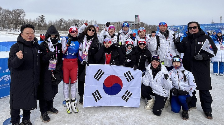 장미란 문화체육관광부 제2차관이 13일(현지시간) '2025 하얼빈 동계아시안게임' 바이애슬론 경기가 열리고 있는 중국 야불리 스키 리조트를 방문해 은메달을 획득한 여자 계주 선수들을 축하하고 있다.(사진=문체부 제공)