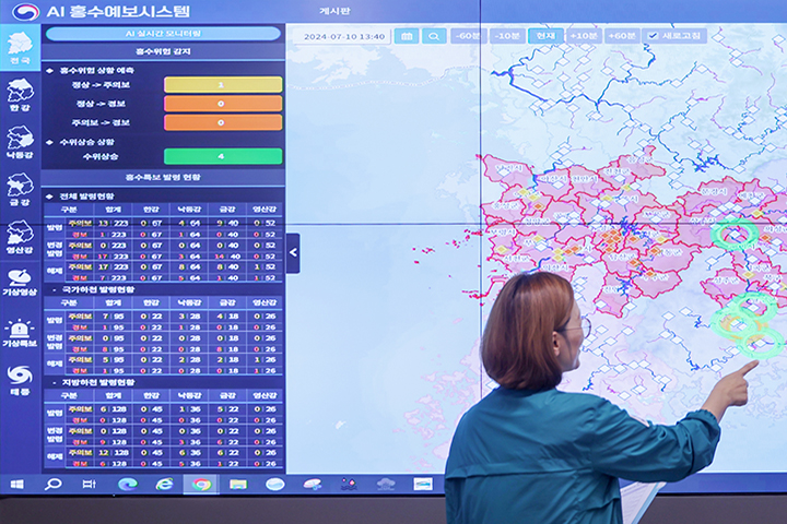 서울 서초구 한강홍수통제소 상황실에서 직원들이 AI 홍수예보시스템을 통해 충청과 경북 지방에 대한 홍수위험 감지 실시간 모니터링을 하고 있다. 2024.7.10 (ⓒ뉴스1, 무단 전재-재배포 금지)