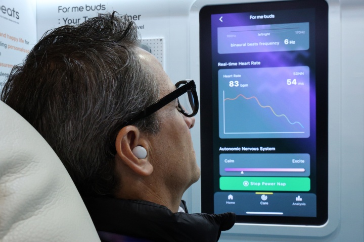 세계 최대 IT·가전 전시회 'CES 2025' 폐막을 하루 앞둔 9일 미국 네바다주 라스베이거스 베네시안 엑스포에 마련된 DB BEATS 전시관에서 관람객이 인공지능(AI)을 이용해 심박을 측정하는 멘탈 케어 솔루션 이어폰을 체험하고 있다. 2025.1.10 (ⓒ뉴스1, 무단 전재-재배포 금지)