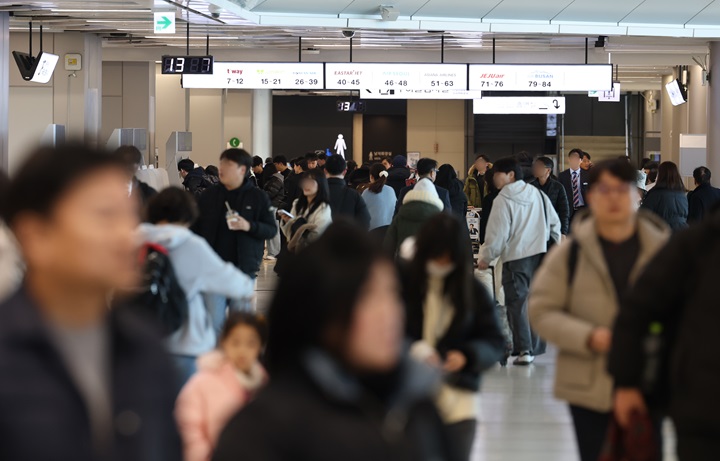 설 명절을 앞둔 지난달 24일 오전 서울 강서구 김포공항 국내선 탑승수속 층이 귀성객, 여행객 등으로 붐비고 있다.(ⓒ뉴스1, 무단 전재-재배포 금지)