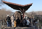 경기도 파주시 임진각에서 외국인 관광객들이 한국전쟁 당시 파괴된 증기 기관차를 둘러 보고 있다.2024.12.12(사진=저작권자(c) 연합뉴스, 무단 전재-재배포 금지)