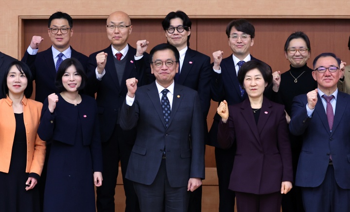 최상목 대통령 권한대행 부총리 겸 기획재정부 장관이 24일 정부서울청사 별관에서 열린 2050 탄소중립녹색성장위원회 제2기 출범식에서 민간위원들과 기념촬영을 하고 있다. (ⓒ연합뉴스, 무단 전재-재배포 금지)