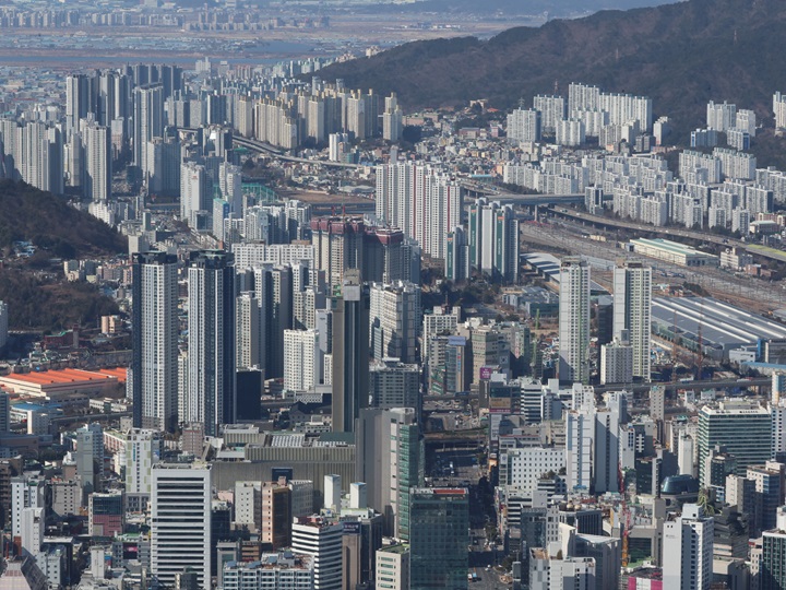 부산 부산진구 일대 아파트와 고층빌딩 모습.(사진=저작권자(c) 연합뉴스, 무단 전재-재배포 금지)