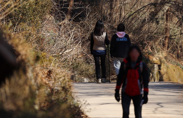 지난 24일 서울 서초구 청계산을 시민들이 등산을 즐기고 있다.(사진=저작권자(c) 연합뉴스, 무단 전재-재배포 금지)