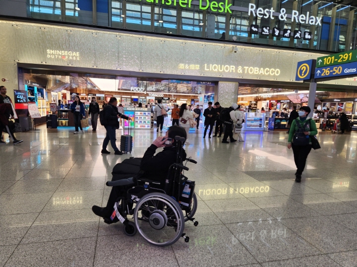 인천공항 면세 지역에서 휠체어를 탄 장애인을 여럿 볼 수 있었다.