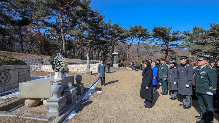 강정애(오른쪽 맨 앞) 국가보훈부 장관이 24일 서울 강북구 수유국가관리묘역에 안장돼 있는 독립운동가 손병희 선생의 묘소를 찾아 묵념하고 있다.(사진=국가보훈부 제공)