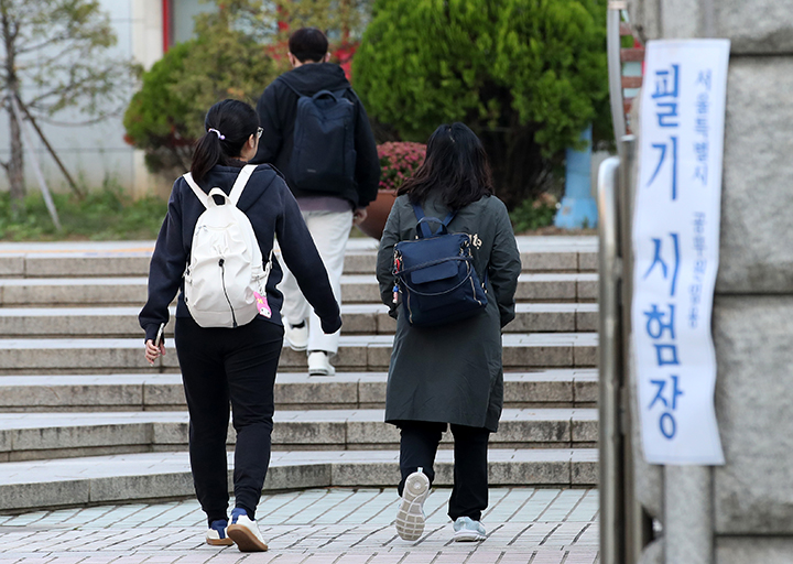 서울 강서구 경복비즈니스고등학교에 마련된 공무원 지방직 7급 및 연구·지도직 필기시험장으로 응시생들이 들어가고 있다. 2024.11.2 (ⓒ뉴스1, 무단 전재-재배포 금지)