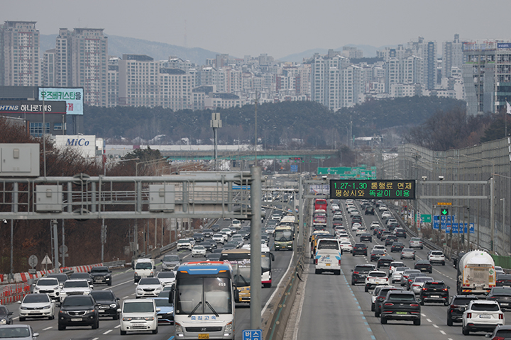 경기 오산시 경부고속도로 오산IC 인근 상하행선의 교통량이 많은 모습을 보이고 있다. 2025.1.30 (ⓒ뉴스1, 무단 전재-재배포 금지)