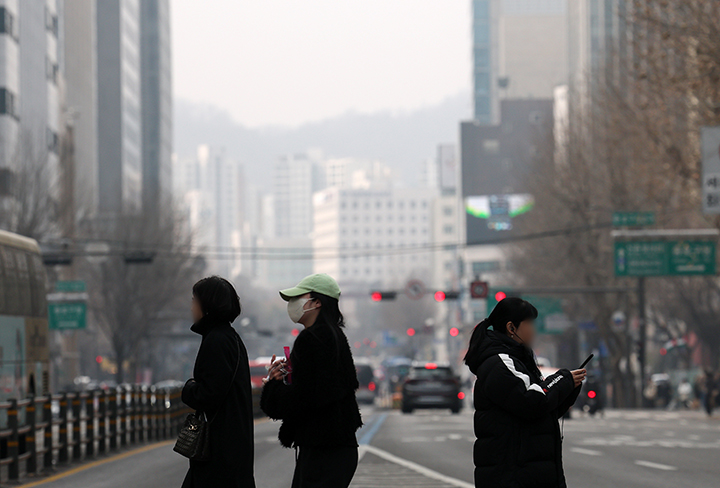 초미세먼지가 기승을 부린 16일 오전 서울 종로구 횡단보도에서 시민들이 마스크를 쓴 채 발걸음을 재촉하고 있다. 2025.2.16 (ⓒ뉴스1, 무단 전재-재배포 금지)