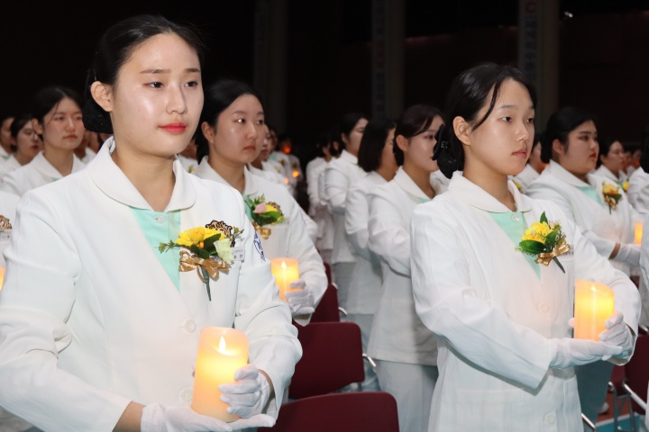 경상북도 구미시 구미대학교에서 열린 나이팅게일 선서식에서 간호대학 2학년 학생들이 간호인으로서의 의무와 책임을 다할 것을 다짐하고 있다. 2024.11.15. (ⓒ뉴스1, 무단 전재-재배포 금지)