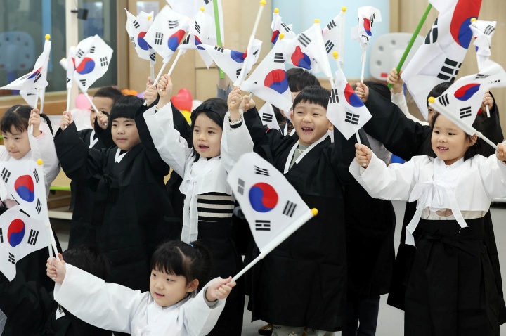 삼일절을 닷새 앞둔 24일 광주 북구청 직장어린이집에서 교사와 아이들이 3·1절 106주년을 기념해 태극기를 흔들며 삼일운동을 재연하고 있다. 2025.2.24. (ⓒ뉴스1, 무단 전재-재배포 금지)