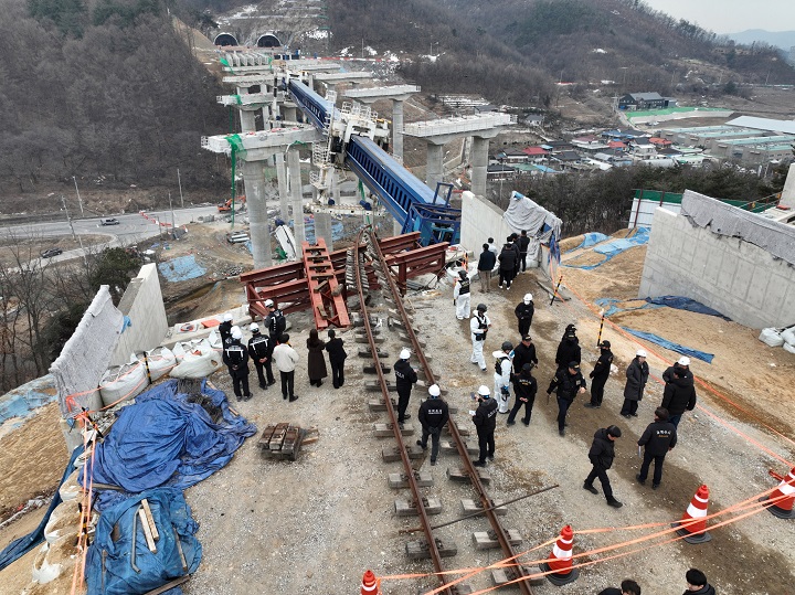 경기도 안성시 서울세종고속도로 건설 공사 교량 상판 붕괴 사고 현장에서 28일 경찰과 국과수, 산업안전공단, 국립재난안전연구원, 국토안전관리원 등 관계자들이 사고 원인을 찾기 위한 합동 감식을 하고 있다.(사진=저작권자(c) 연합뉴스, 무단 전재-재배포 금지)