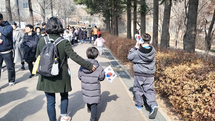 서대문형무소역사관 앞은 태극기를 손에 든 사람들로 인산인해를 이루고 있었다.